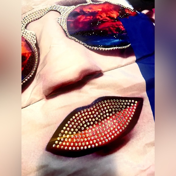 New NWT Winter zippered jacket with hood and embellished woman face size L - Picture 15 of 15